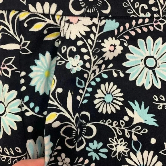 Women’s Crown & Ivy Floral Scalloped Shorts Size 12 EUC - Picture 3 of 8